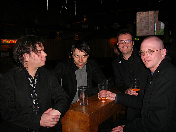 Andy hangs out with Autons at Cargo, Shoreditch - 6/2/07